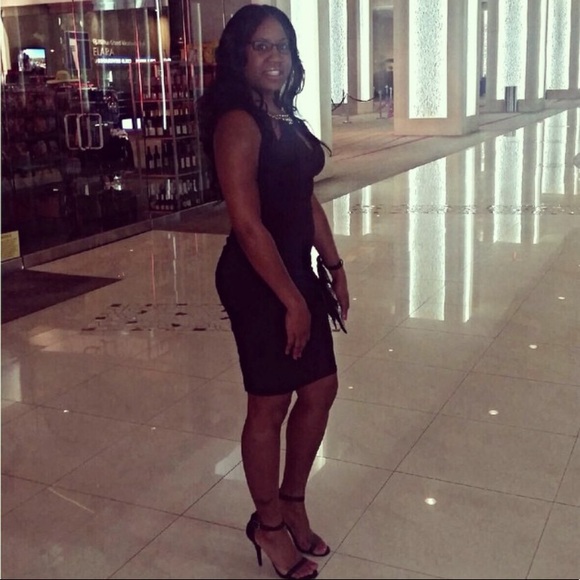 39 Cache Black Dress with Gold Chain and Cut Out Top - Picture 4 of 4